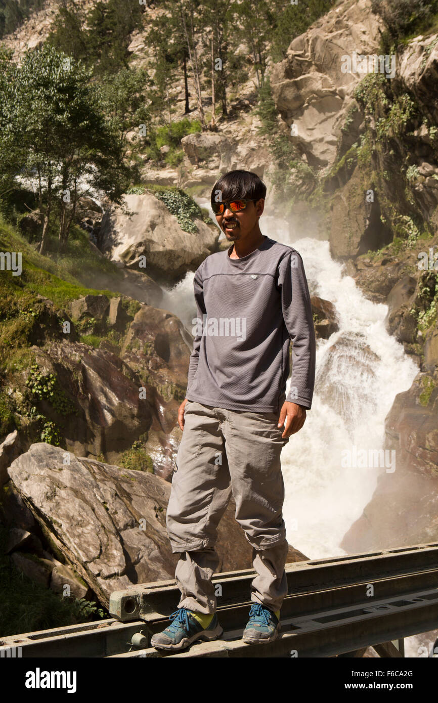 L'Inde, l'Himachal Pradesh, Kinnaur, Spitian Hindustan-Tibet homme se tenait sur le pont routier de l'autoroute à Kassang waterfall Banque D'Images