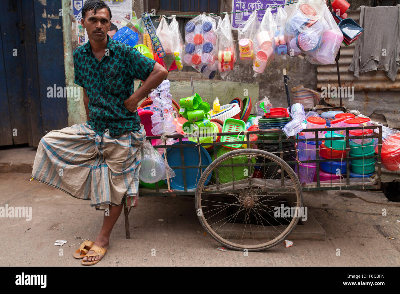 Dhaka, Bangladesh. 15 novembre, 2015. Un colporteur debout avec son échoppe à côté de street dans le Vieux Dhaka le 15 novembre 2015. Old Dhaka est un terme utilisé pour faire référence à la vieille ville de Dhaka, la capitale du Bangladesh moderne. Elle a été fondée en 1608 comme Jahangir Nagar, la capitale du Bengale de Mughal. Zakir Hossain Chowdhury Crédit : zakir/Alamy Live News Banque D'Images