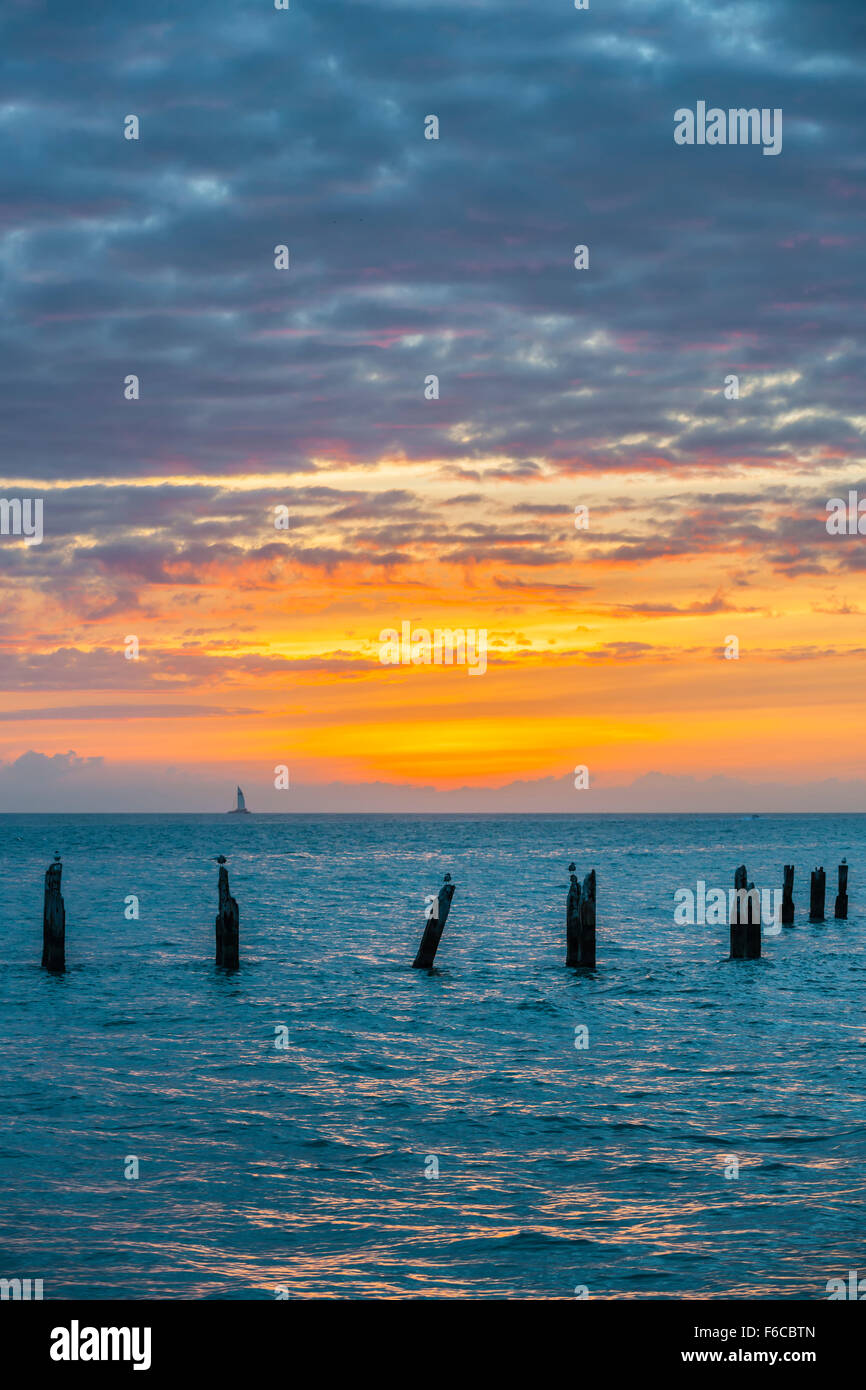 Coucher de soleil sur l'eau turquoise du golfe du Mexique à partir de l'extrémité sud de Key West, Floride. Banque D'Images