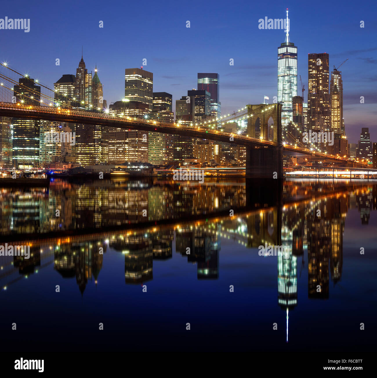 Manhattan waterfront reflète dans l'eau la nuit, New York City, USA. Banque D'Images