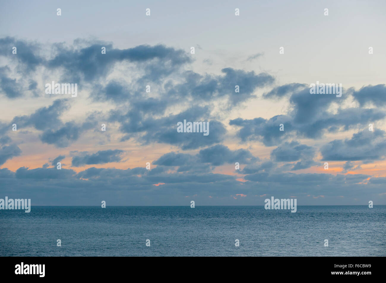 L'eau turquoise de l'océan calme et ciel nuageux après le coucher du soleil à Florida Keys Banque D'Images