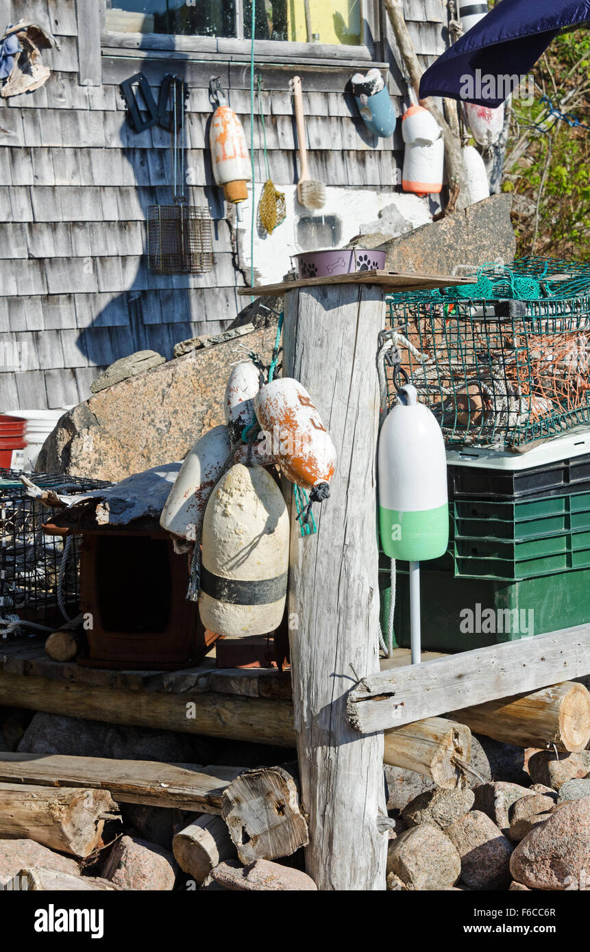 Des engins de pêche, inc. des casiers à homard et les pièges, sur le pont du ruisseau Otter Aid Society fish house, loutre Cove, Mt. Désert, dans le Maine. Banque D'Images