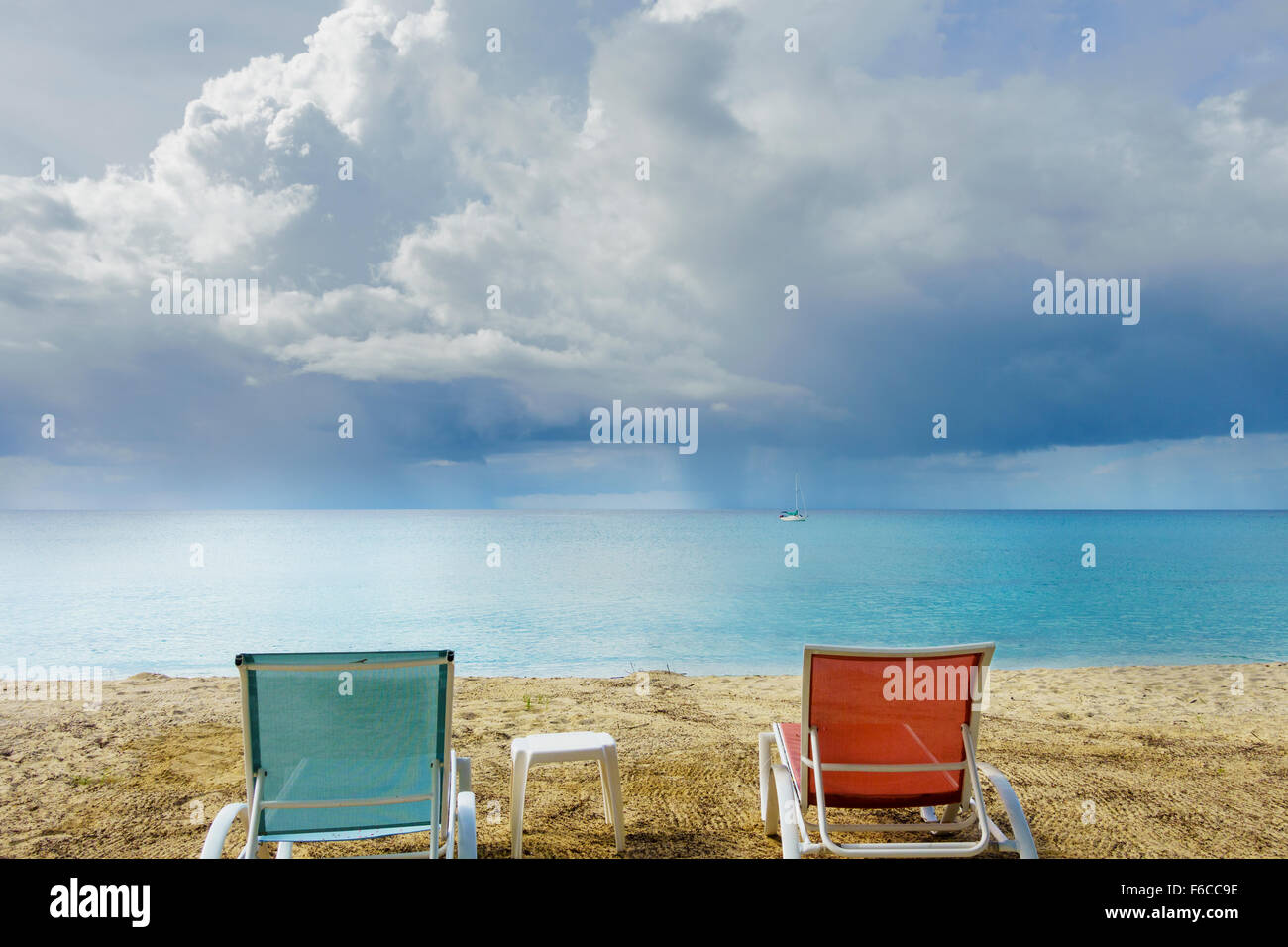 Deux chaises de plage donnent sur une tempête tropicale sur la mer des Caraïbes à Sainte Croix, Îles Vierges des États-Unis. Banque D'Images