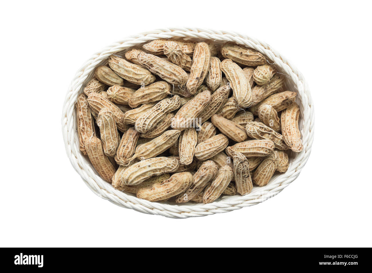 Arachides bouillies dans panier sur fond blanc Vue de dessus Banque D'Images