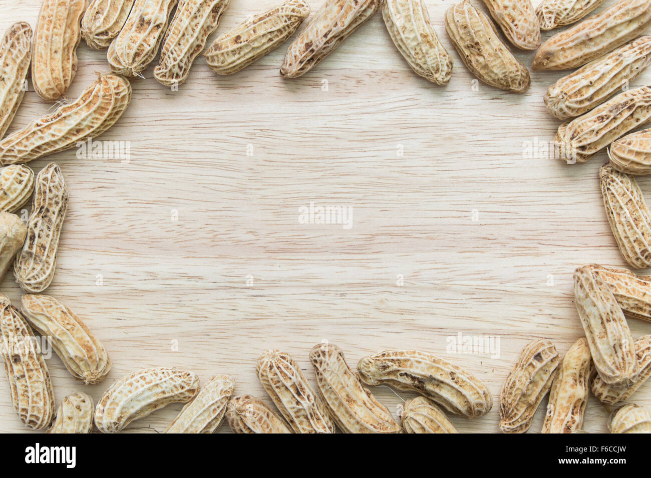 Arachides bouillies sur plaque de châssis bois Vue de dessus Banque D'Images