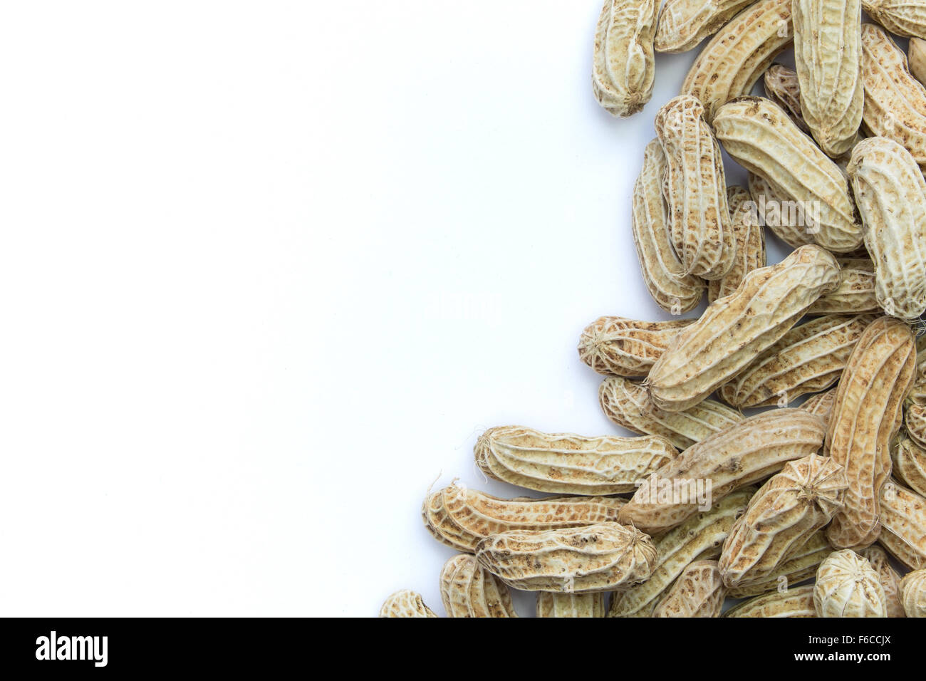 Arachides bouillies sur fond blanc Vue de dessus Banque D'Images