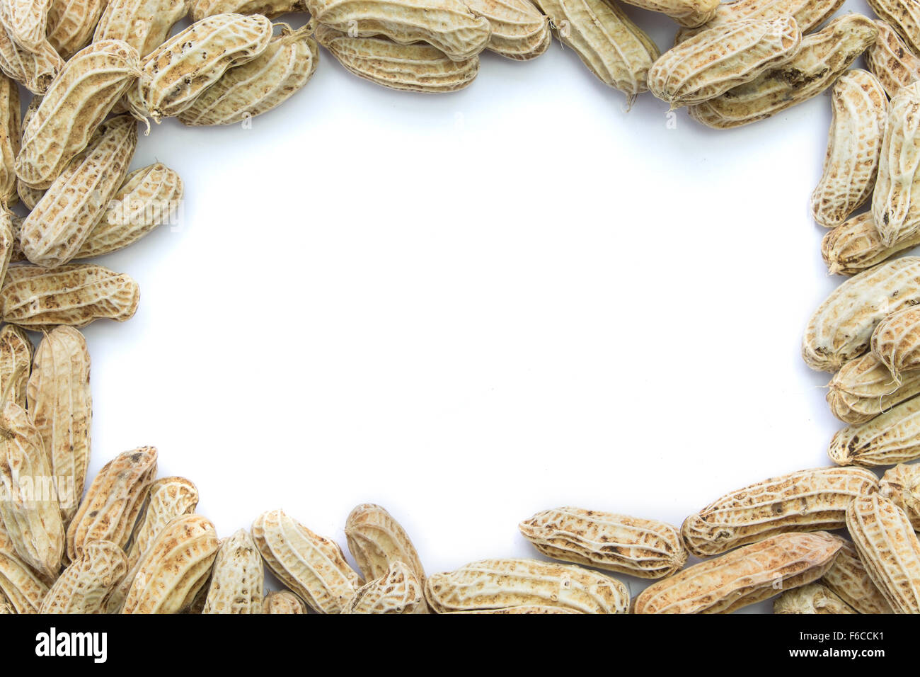 Arachides bouillies cadre sur fond blanc Vue de dessus Banque D'Images