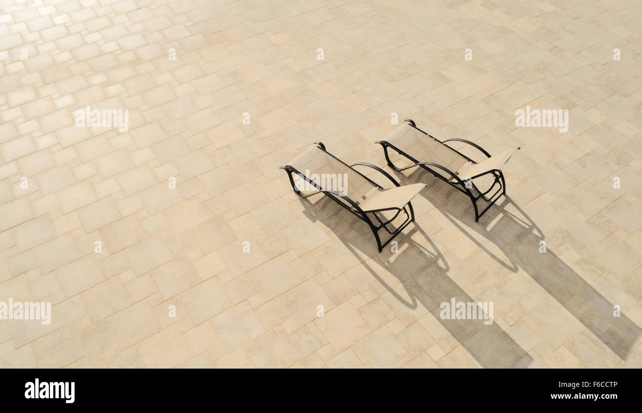 Des chaises longues en Sun Banque D'Images