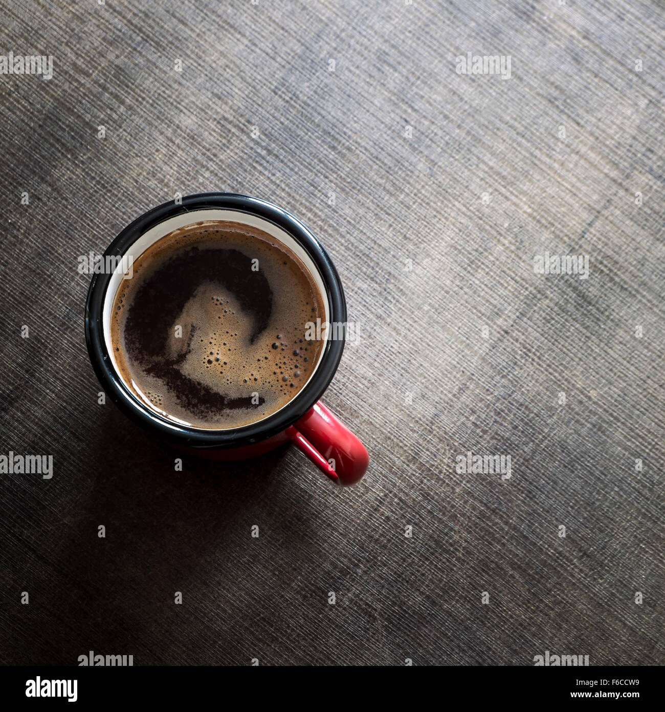 Tasse de café en rouge sur planche de bois d'en haut Banque D'Images