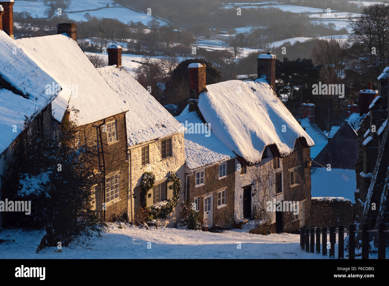 Vue de la colline d'or au Shaftesbury, dans le Dorset en fin d'après-midi, couché dans la neige durant une longue période de temps froid. Banque D'Images