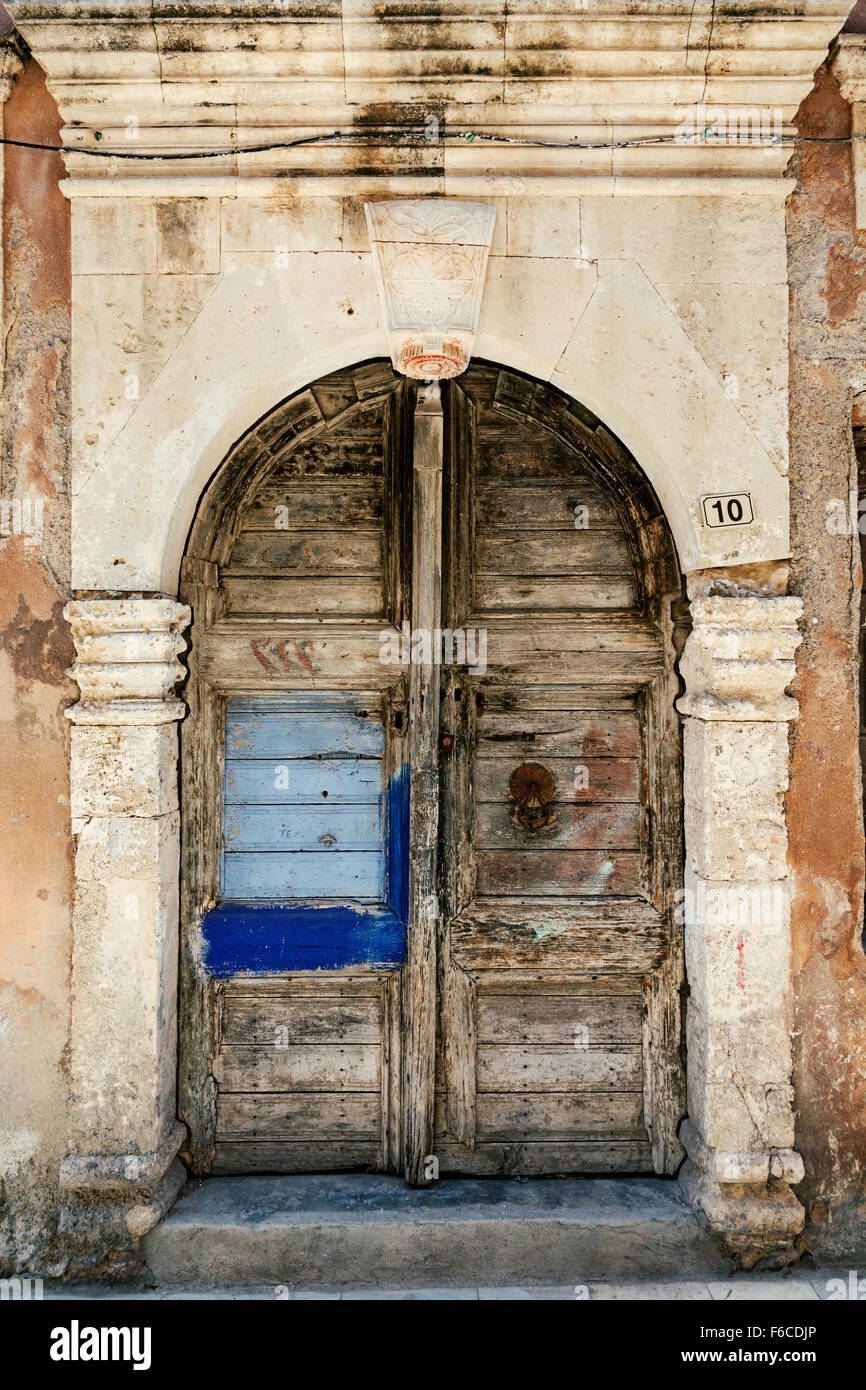 Passage fermé de porte ancienne Maison Grecque - La Canée, Crète, Grèce Banque D'Images
