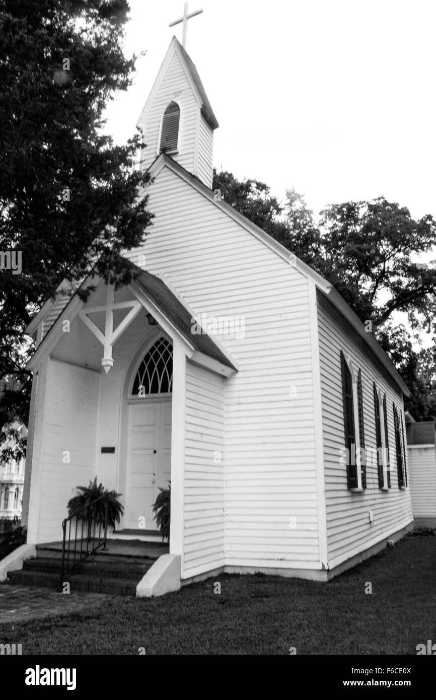 Charmante petite église en bois blanc rural classique avec clocheton sur la propriété de l'église de St James en Spiscopal Bolivar TN Banque D'Images