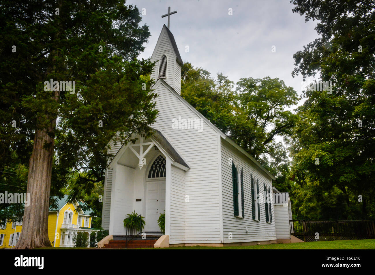 Charmante petite église en bois blanc rural classique avec clocheton sur la propriété de l'église de St James en Spiscopal Bolivar TN Banque D'Images
