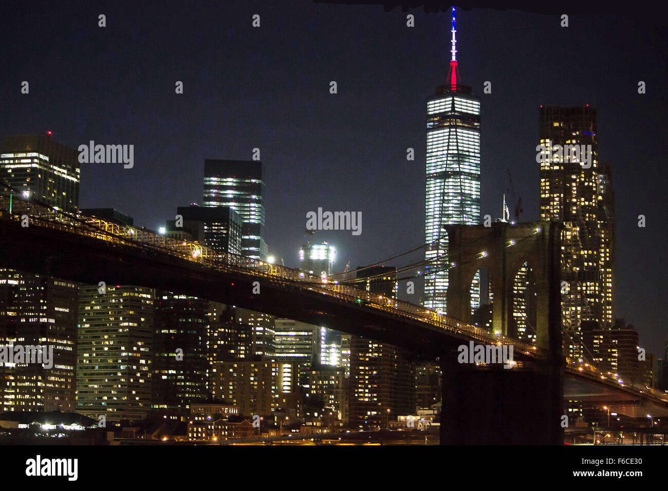 Que la liberté retentisse- Vue de la tour de la Liberté à New York orné en couleurs français de Brooklyn Bridge Park NY - 15 novembre 2015 Banque D'Images