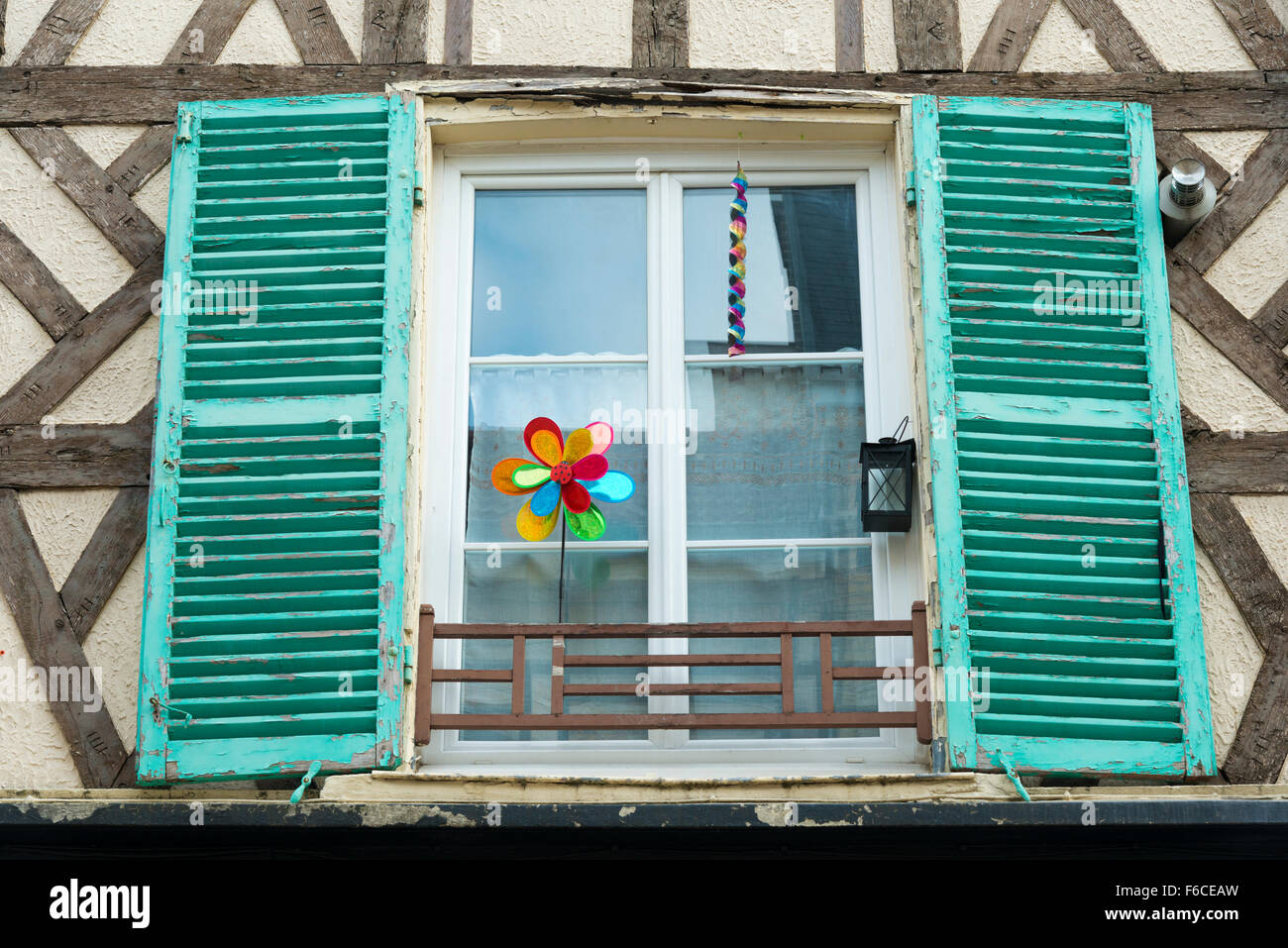 Une fenêtre sur un bâtiment en France avec des volets en bois peint Banque D'Images