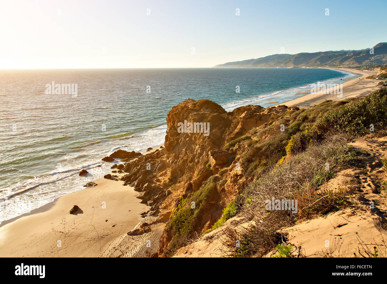 Rock formation par l'océan sur la plage de Malibu Point Dume Banque D'Images