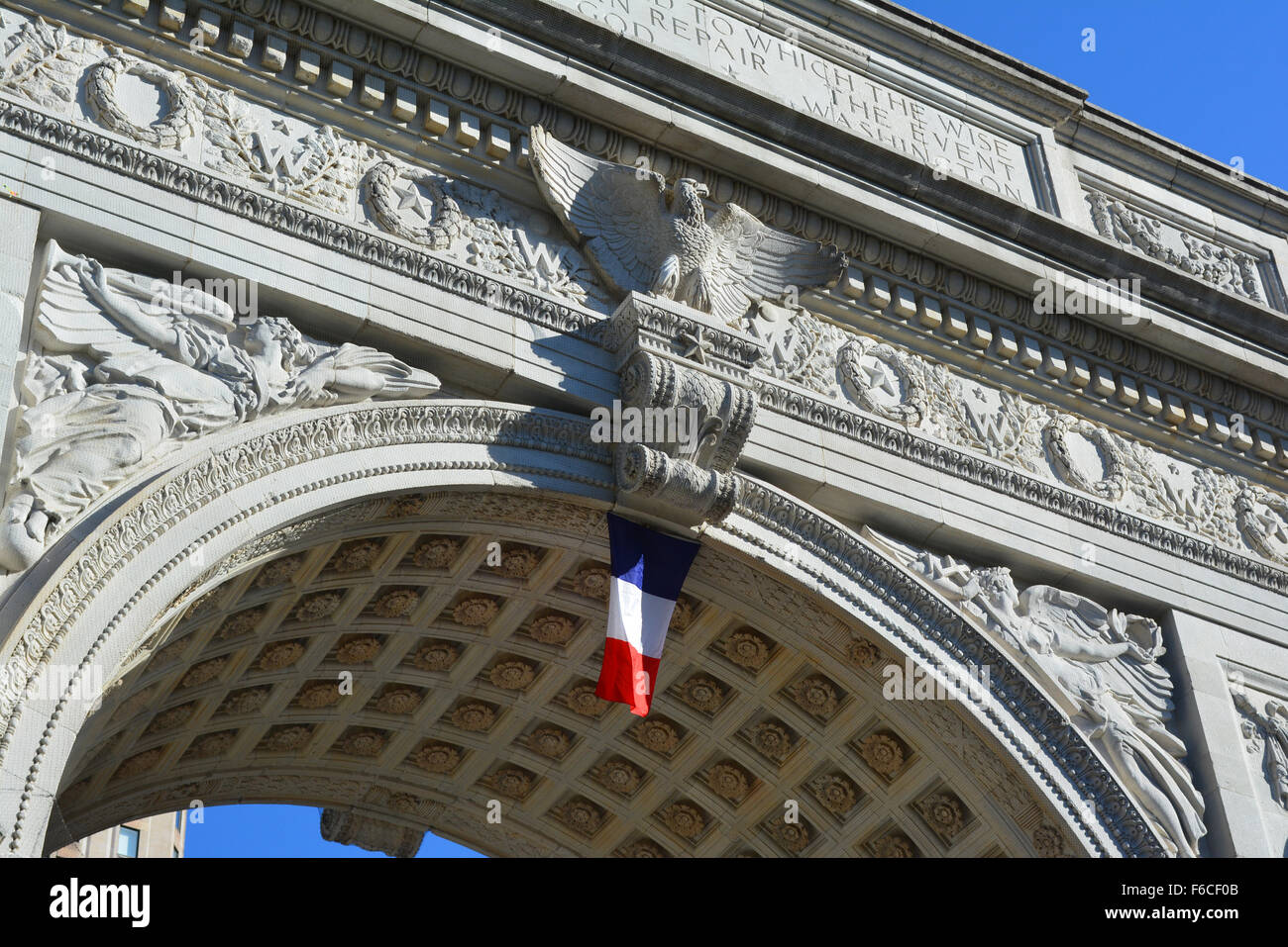 New York, USA. 15 Nov, 2015. Drapeau français battant du Washignton Square Arch à Manhattan à la suite des attaques terroristes à Paris. Crédit : Christopher Penler/Alamy Live News Banque D'Images