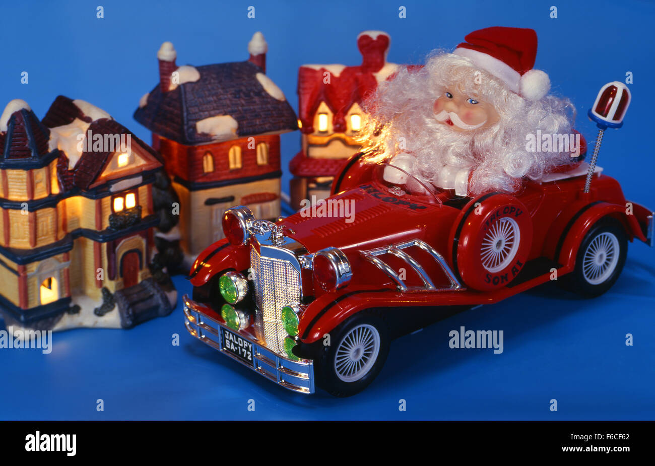 Les fêtes de Nouvel An, Noël encore la vie avec des jouets-santa va à un rétro La voiture. format horizontal. fond bleu. Banque D'Images