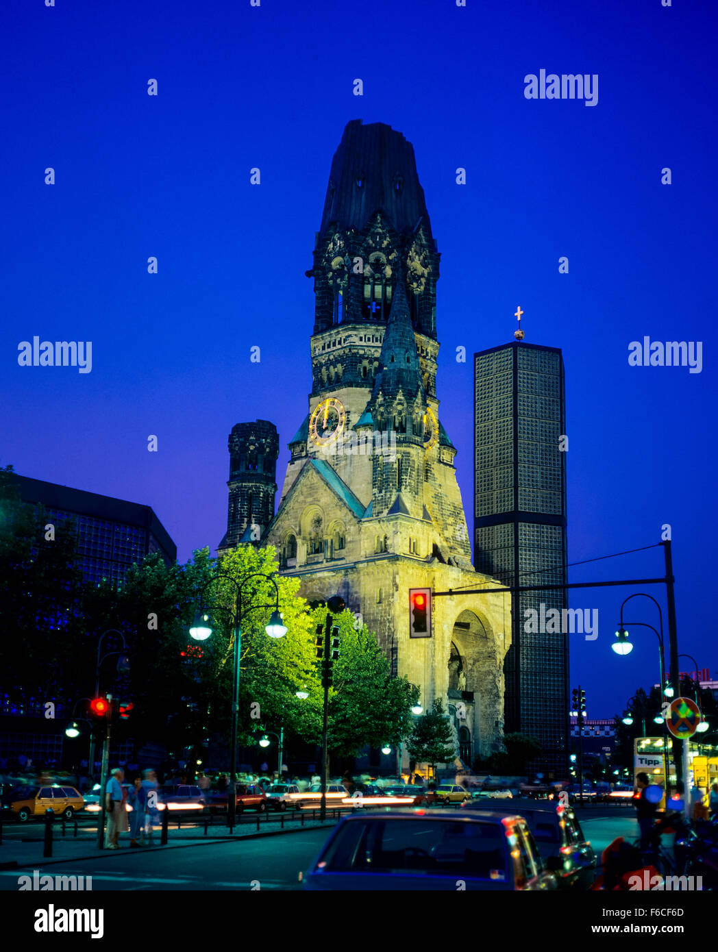 "Gedächtniskirche" de l'église du Souvenir Empereur Guillaume au crépuscule, Berlin, Allemagne Banque D'Images