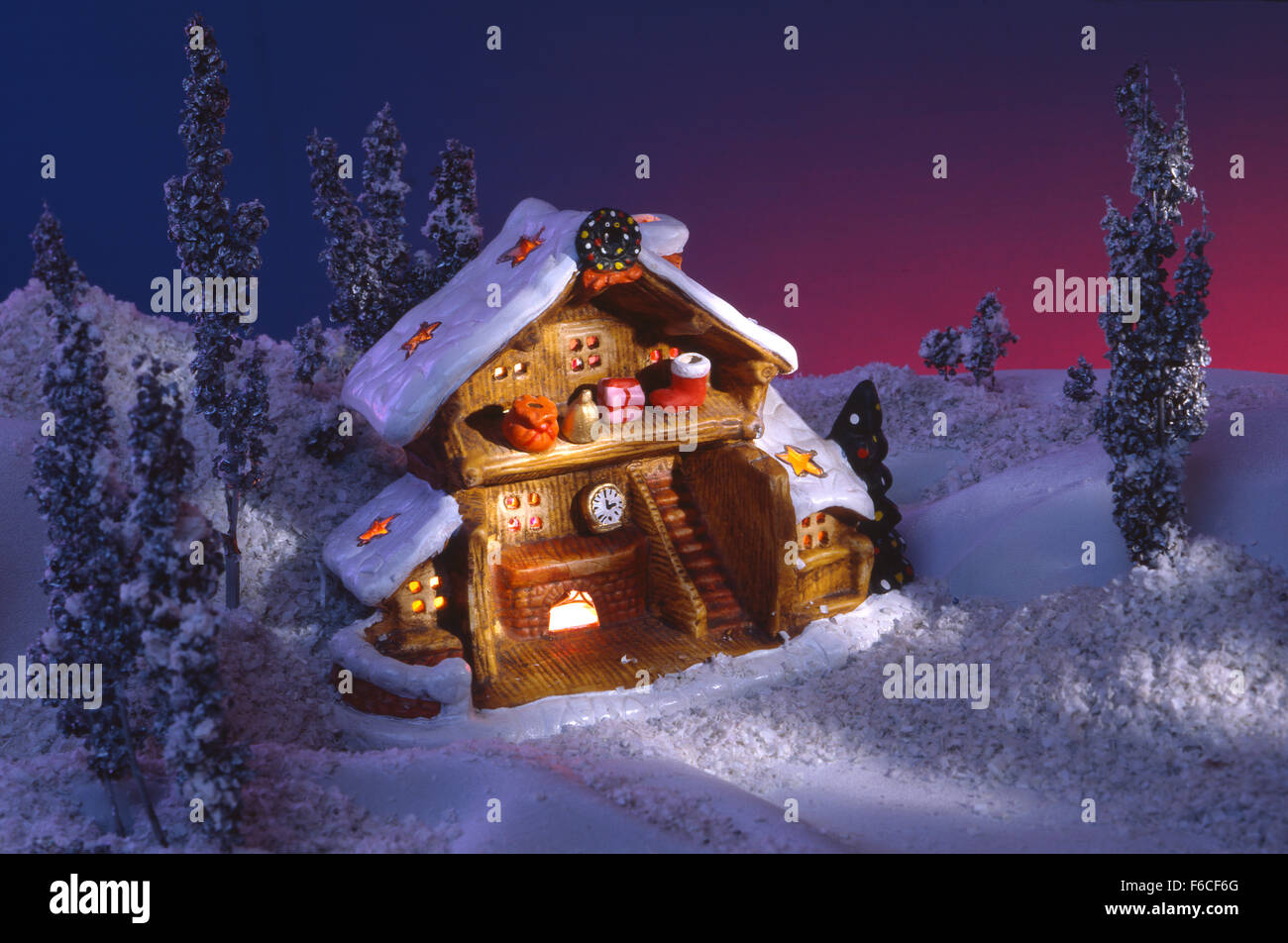 La nouvelle année de fête, Noël encore la vie d'un jouet fantastique lodge, la nuit dans le bois. bleu ciel, fond bleu, bleu foncé. Banque D'Images