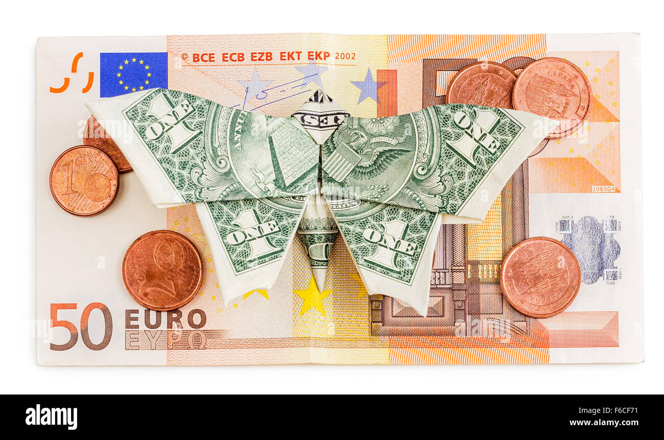 Papillon origami dollar se situe sur 50 avec des billets en euros des crédits isolé sur fond blanc. Concept de deux principaux disque your currencie Banque D'Images