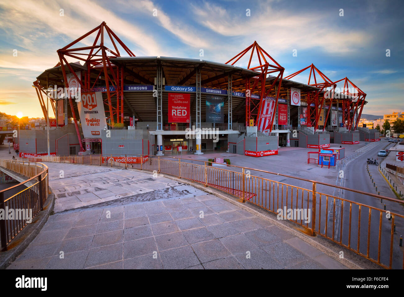 Karaiskakis stadium - stade de football de l'Olympiacos FC situé dans le Pirée comme vu du métro de Neo Faliro Banque D'Images