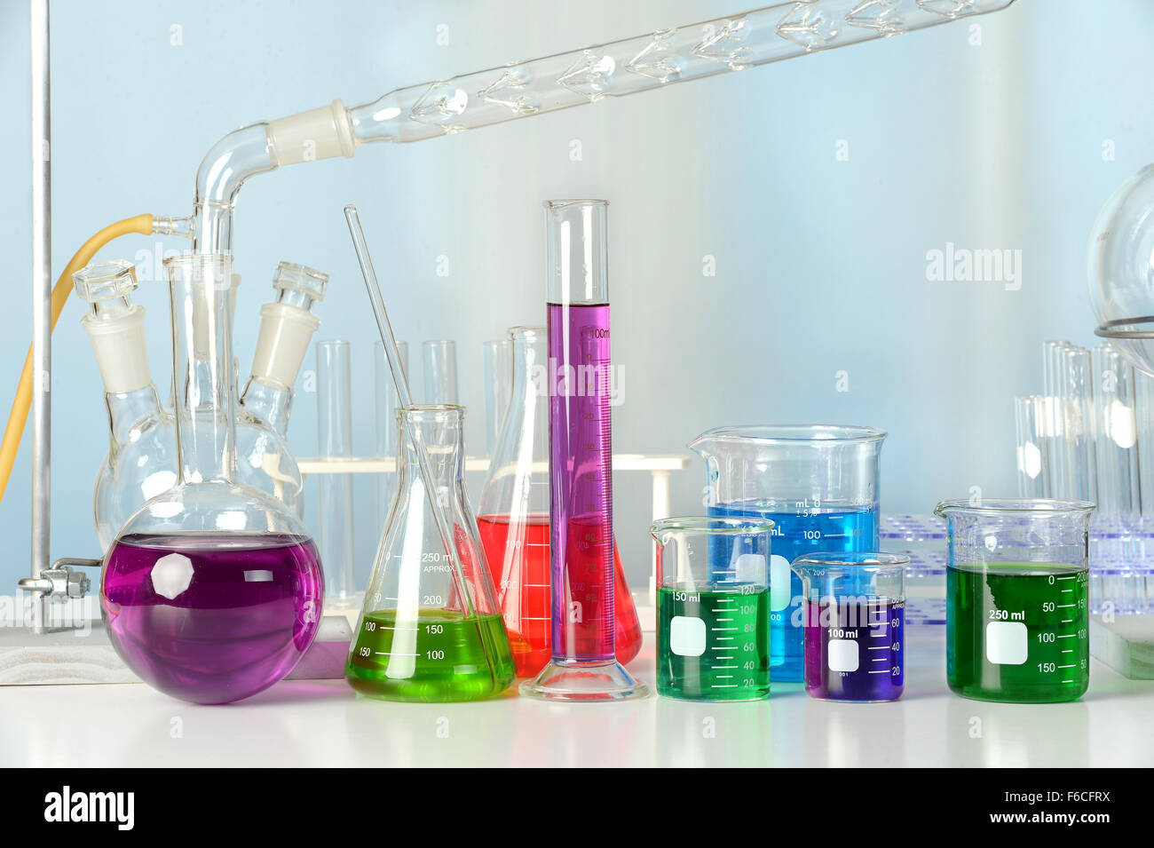 Matériel de laboratoire avec des liquides de couleur blanche sur le tableau avec fenêtre en arrière-plan Banque D'Images