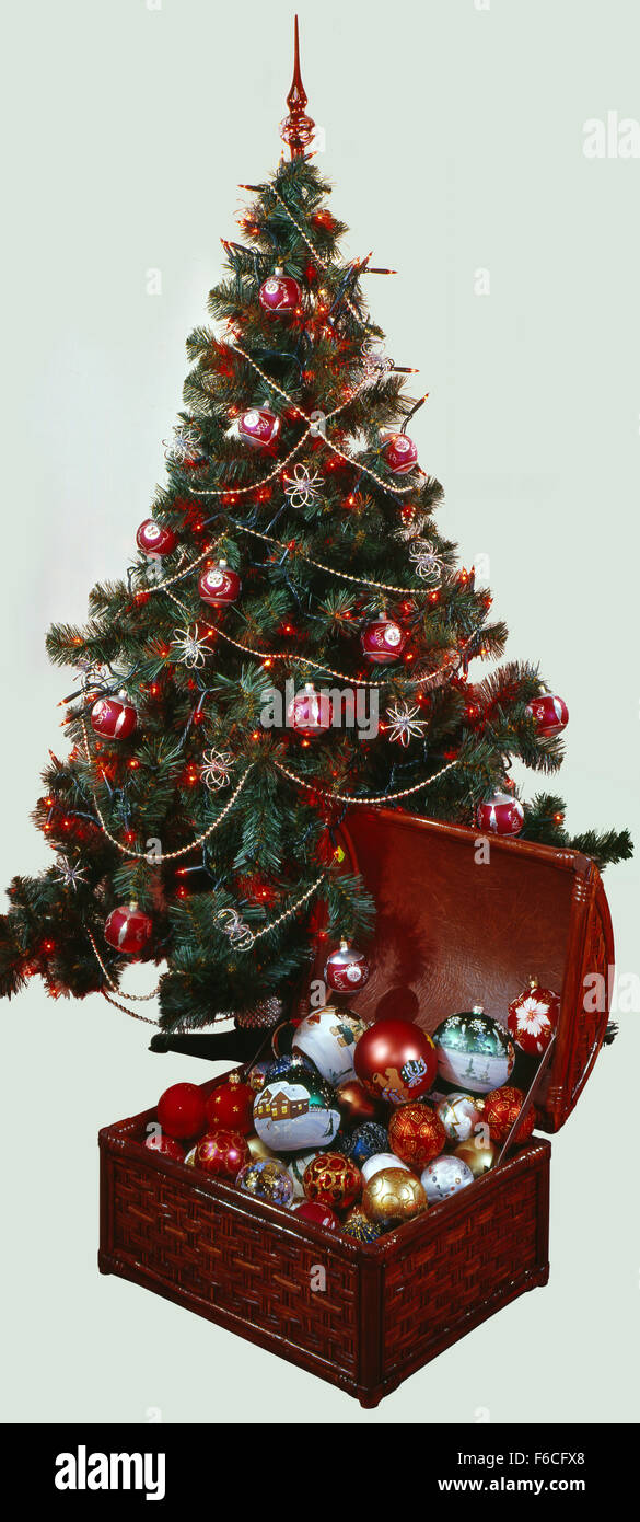 Sapin de noël-arbre avec la poitrine ouverte avec Noël balles multicolores. fond blanc, fond blanc, coupe verticale. Banque D'Images