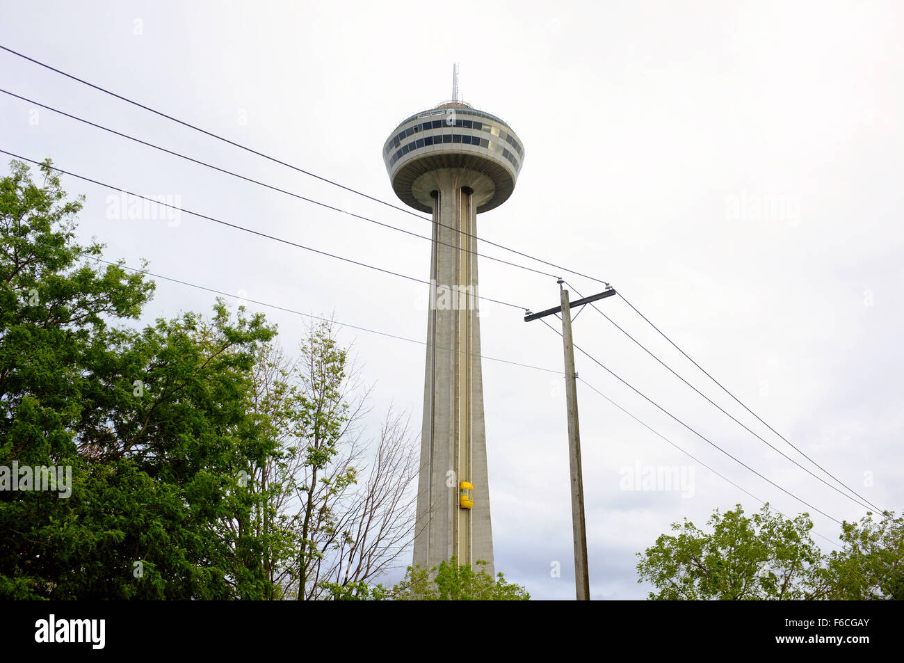 La tour d'observation Skylon dans la ville canadienne de Niagara Falls en Ontario. Banque D'Images