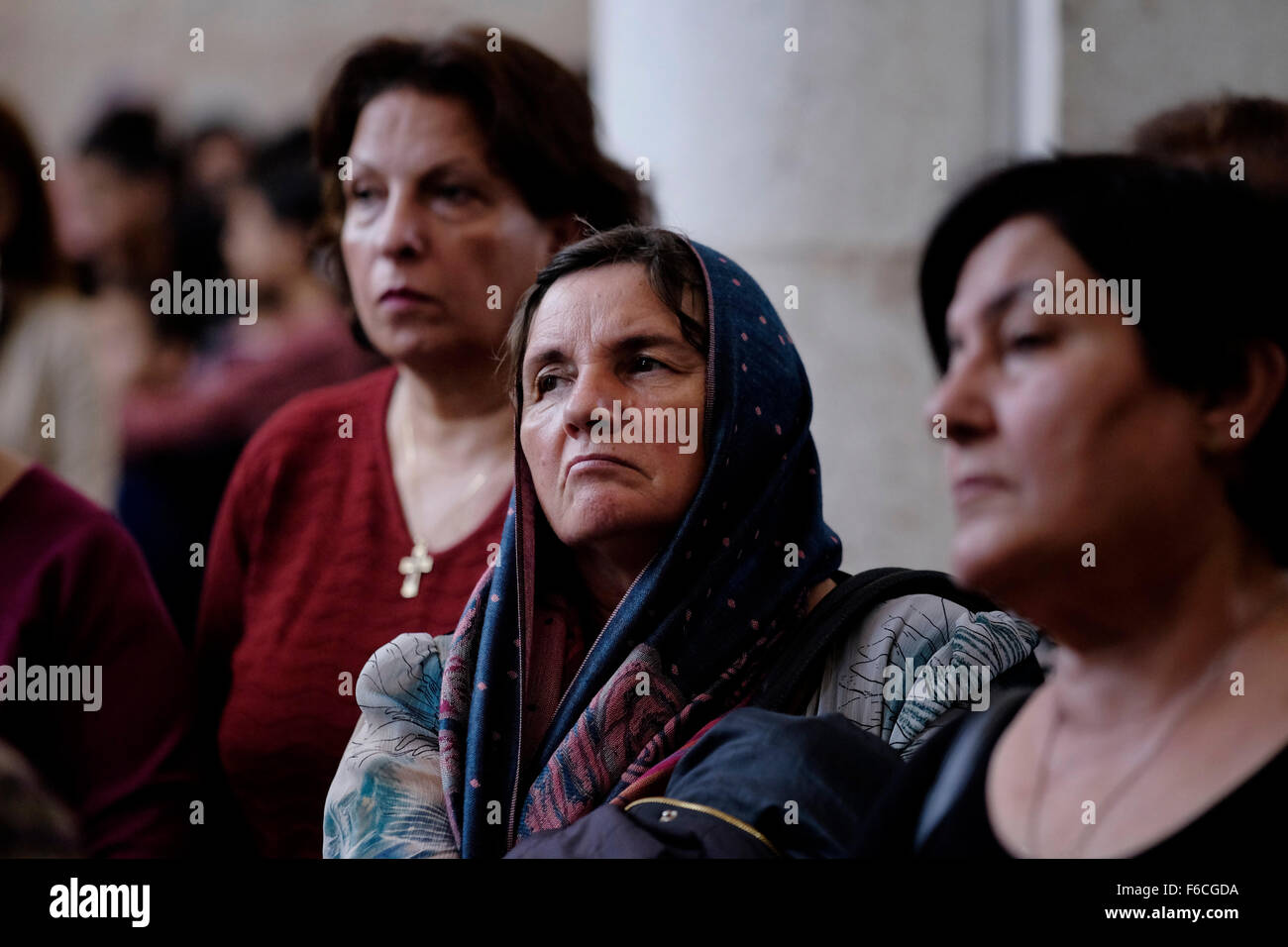 Les chrétiens arabes de prendre part à une messe en l'église St George dans la ville de Lod lors d'une fête à commémore la présentation de la demeure du grand martyr Saint Georges à Lod, Israël Banque D'Images