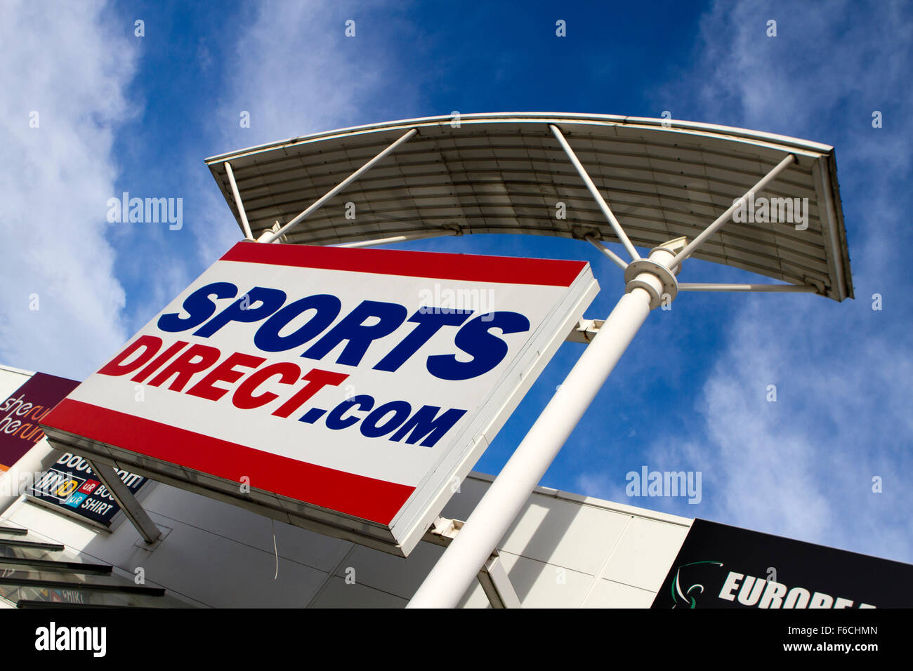 Sports Direct   grande chaîne de marque sur les affiches de magasins de détail Regent Park, Salford, Royaume-Uni Banque D'Images