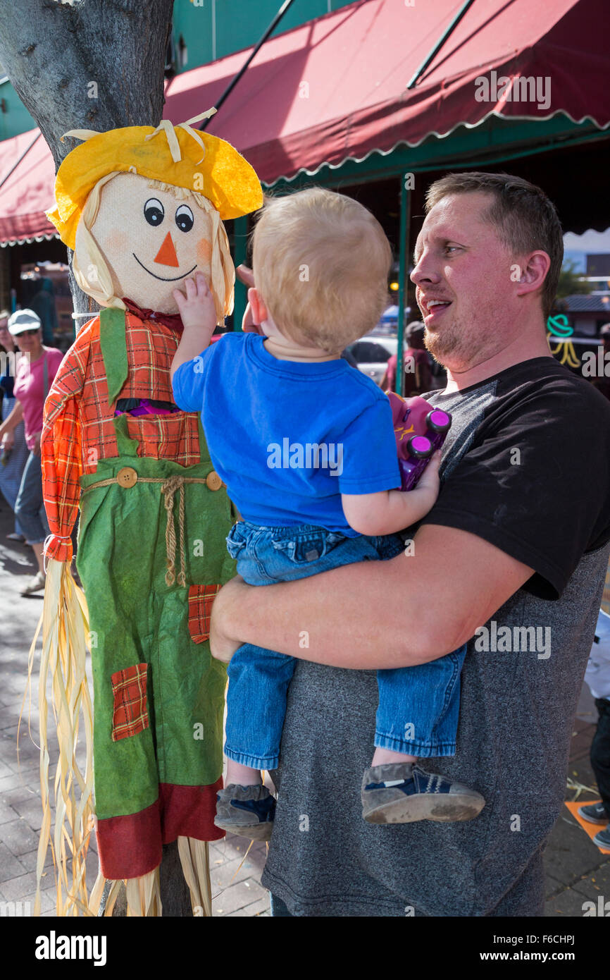 Arvada, Colorado - Le Festival d'épouvantails, un festival d'automne en vieille ville Arvada. Banque D'Images