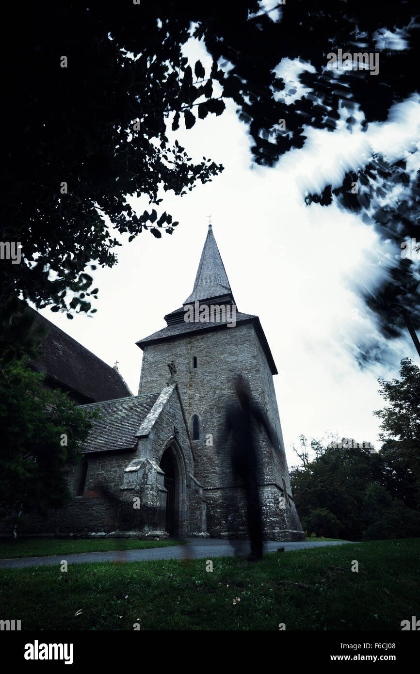 La figure fantomatique d'un homme et d'un chien à l'église St Mary, Kington. Herefordshire, UK. Selon la légende, le fantôme de Sir Thomas Banque D'Images