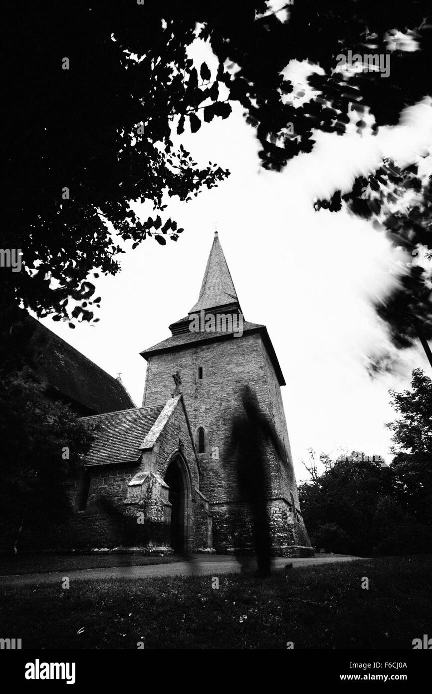 La figure fantomatique d'un homme et d'un chien à l'église St Mary, Kington. Herefordshire, UK. Selon la légende, le fantôme de Sir Thomas Banque D'Images