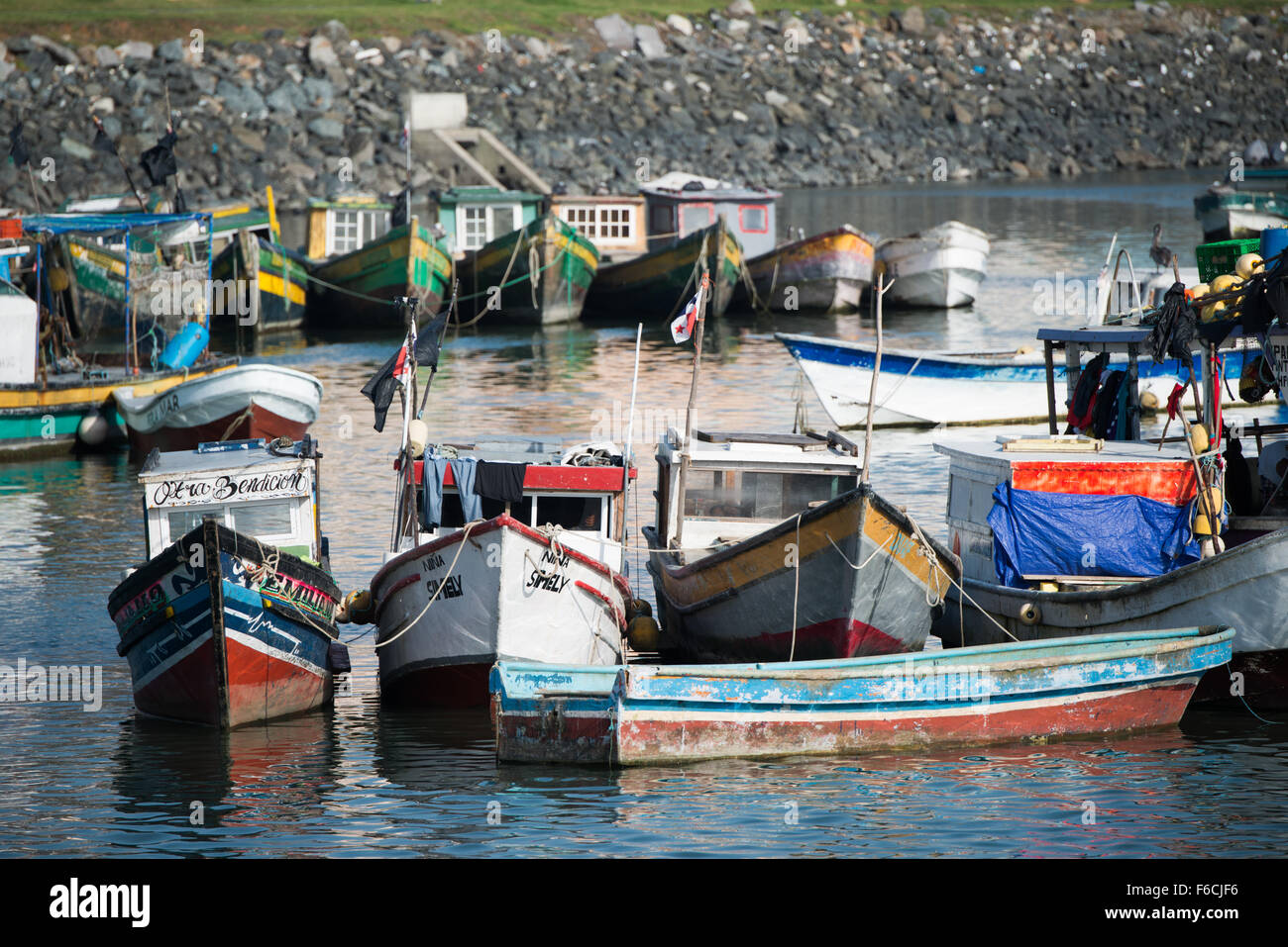 La ville de Panama, Panama--Petits bateaux de pêche en bois au bord de l'eau de la ville de Panama, Panama, sur la baie de Panama. Banque D'Images
