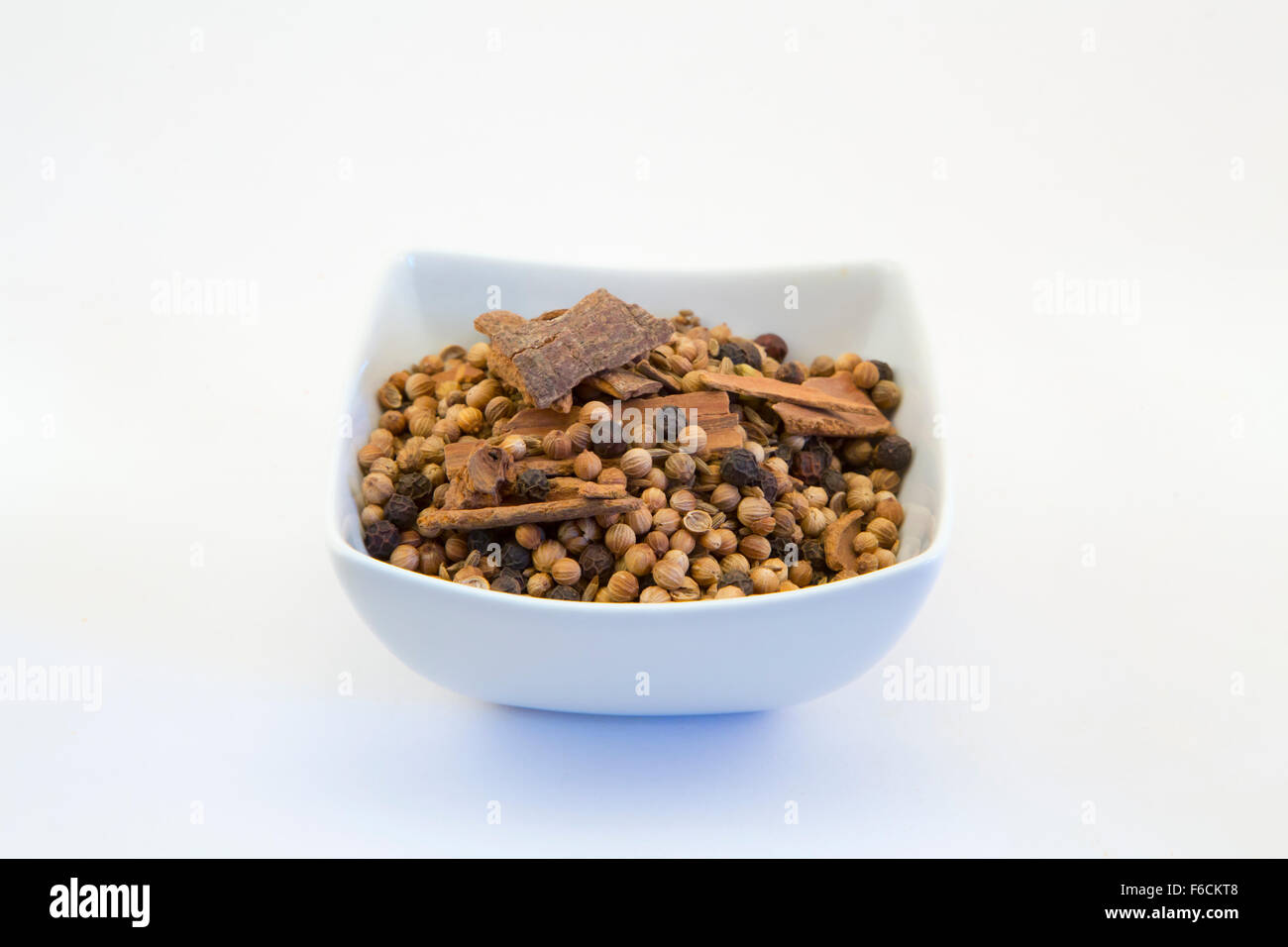 Un bol de garam masala (mélange d'épices indiennes ensemble) Banque D'Images