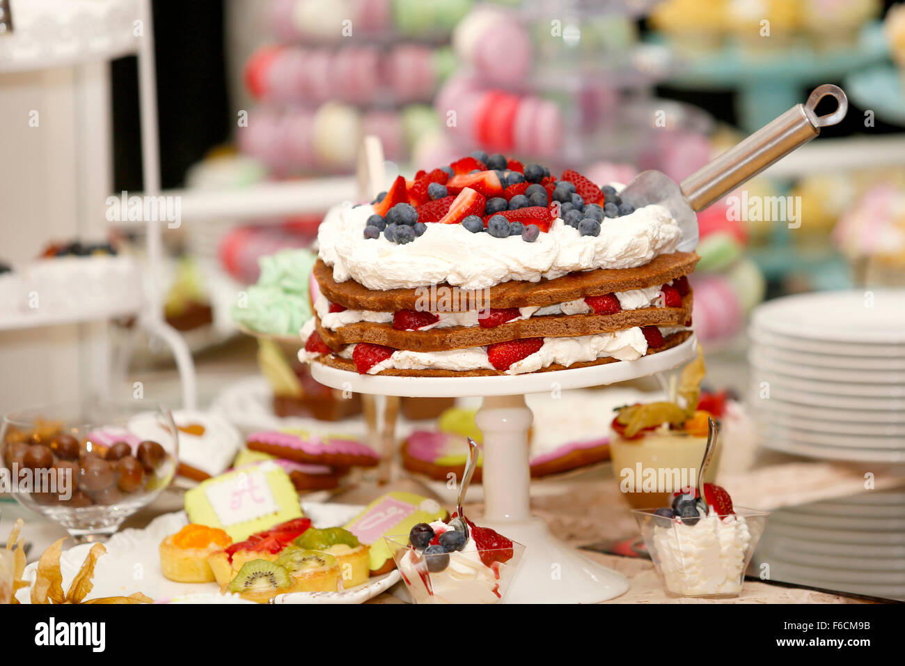 Biscuit délicieux gâteau avec les fraises et les bleuets sur sweet table pour mariage Banque D'Images