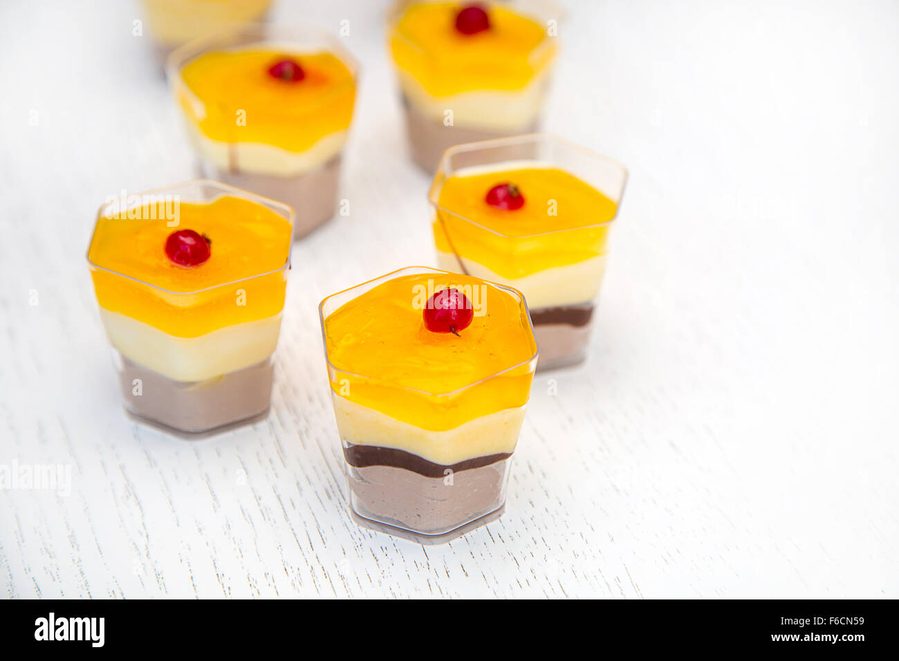 Mini gateau jaune avec canneberges rouges sur fond de bois Banque D'Images