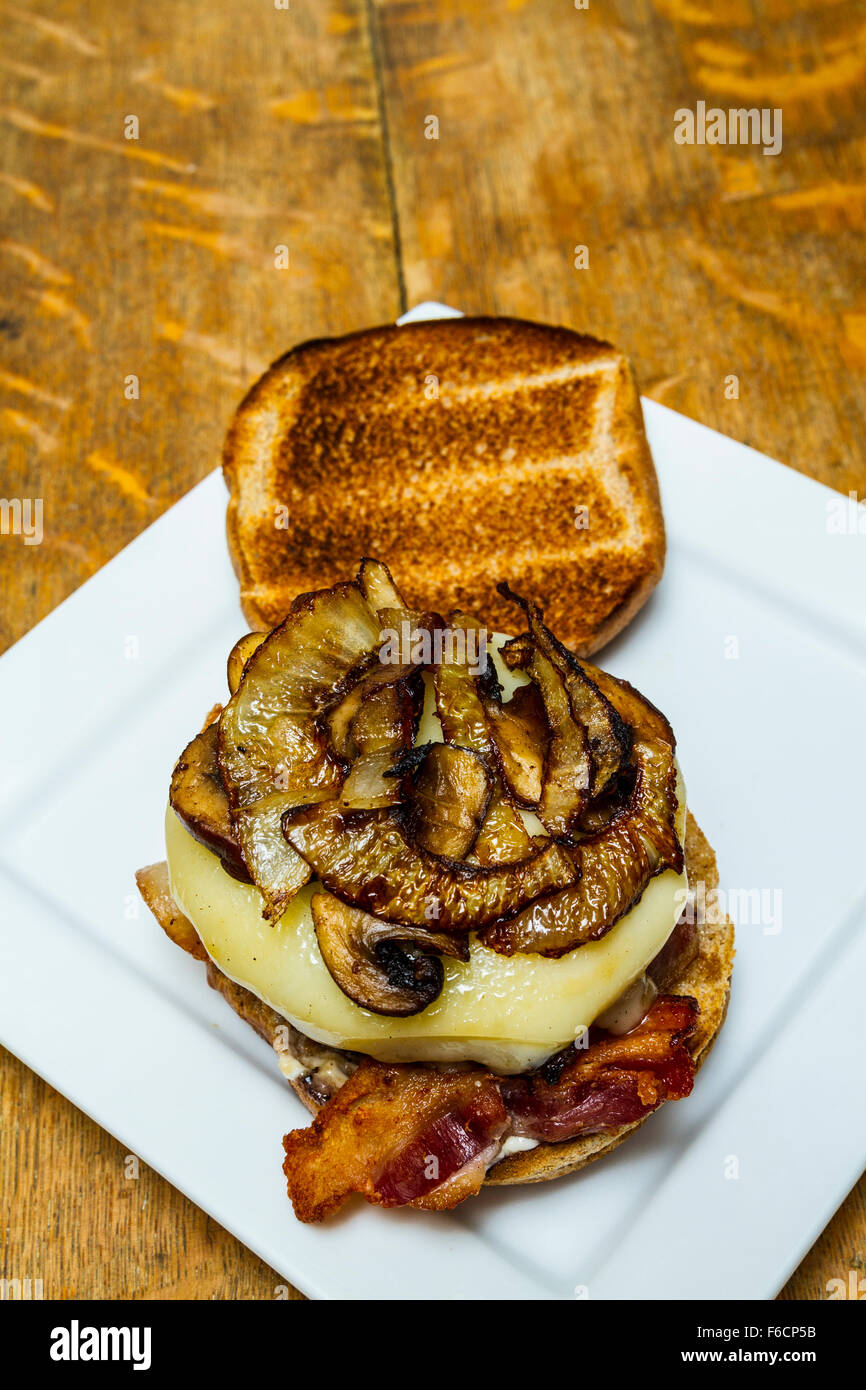 Un champignon, Swiss, bacon, oignons sautés, hamburger sur un petit pain de blé entier grillé Banque D'Images
