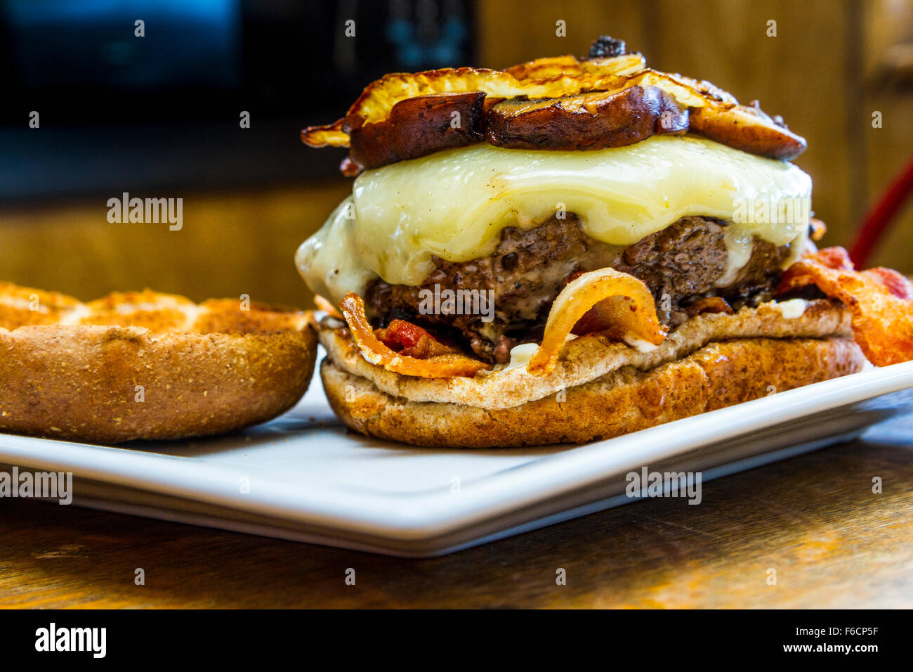 Un champignon, Swiss, bacon, oignons sautés, hamburger sur un petit pain de blé entier grillé Banque D'Images