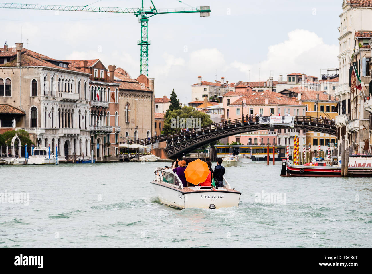 Annasyria bateau avec orange parapluie dans Grand Canal Banque D'Images