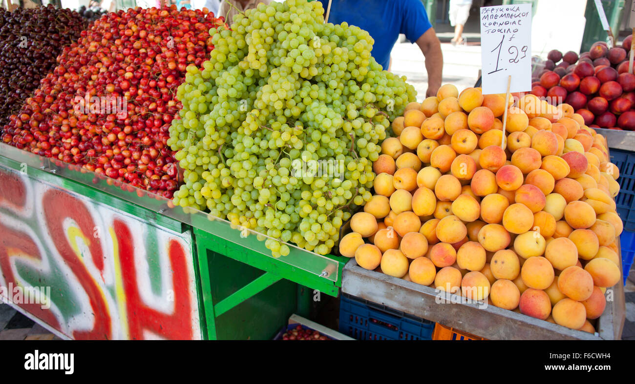 Stand avec des fruits en face de la station de métro à la place Monastiraki à Athènes Banque D'Images