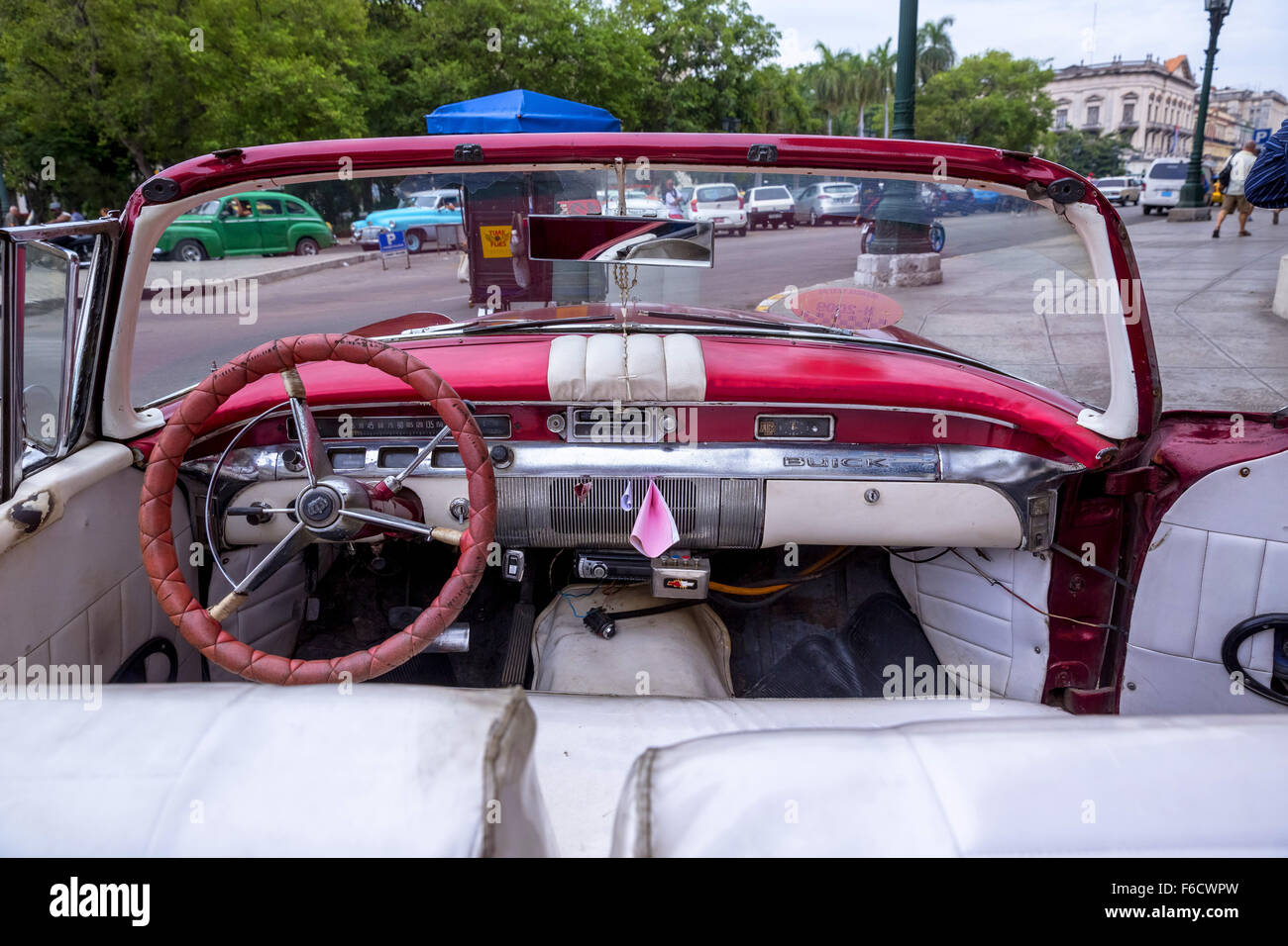 Tableau de bord d'une vieille Buick, red vintage car cabriolet dans les rues, les vieux American road cruiser dans les rues de La Havane Banque D'Images