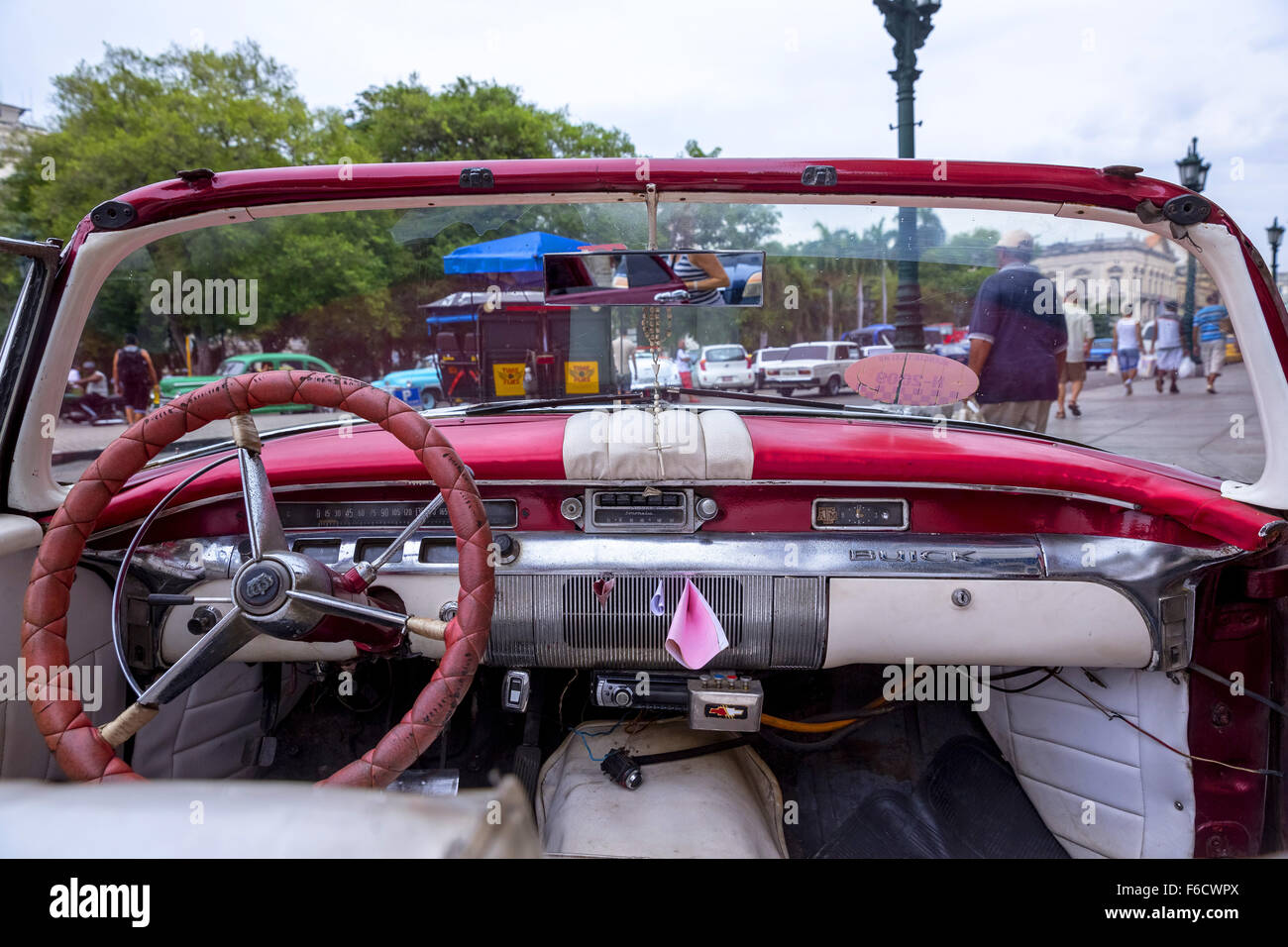 Tableau de bord d'une vieille Buick, red vintage car cabriolet dans les rues, les vieux American road cruiser dans les rues de La Havane, Cuba, Banque D'Images