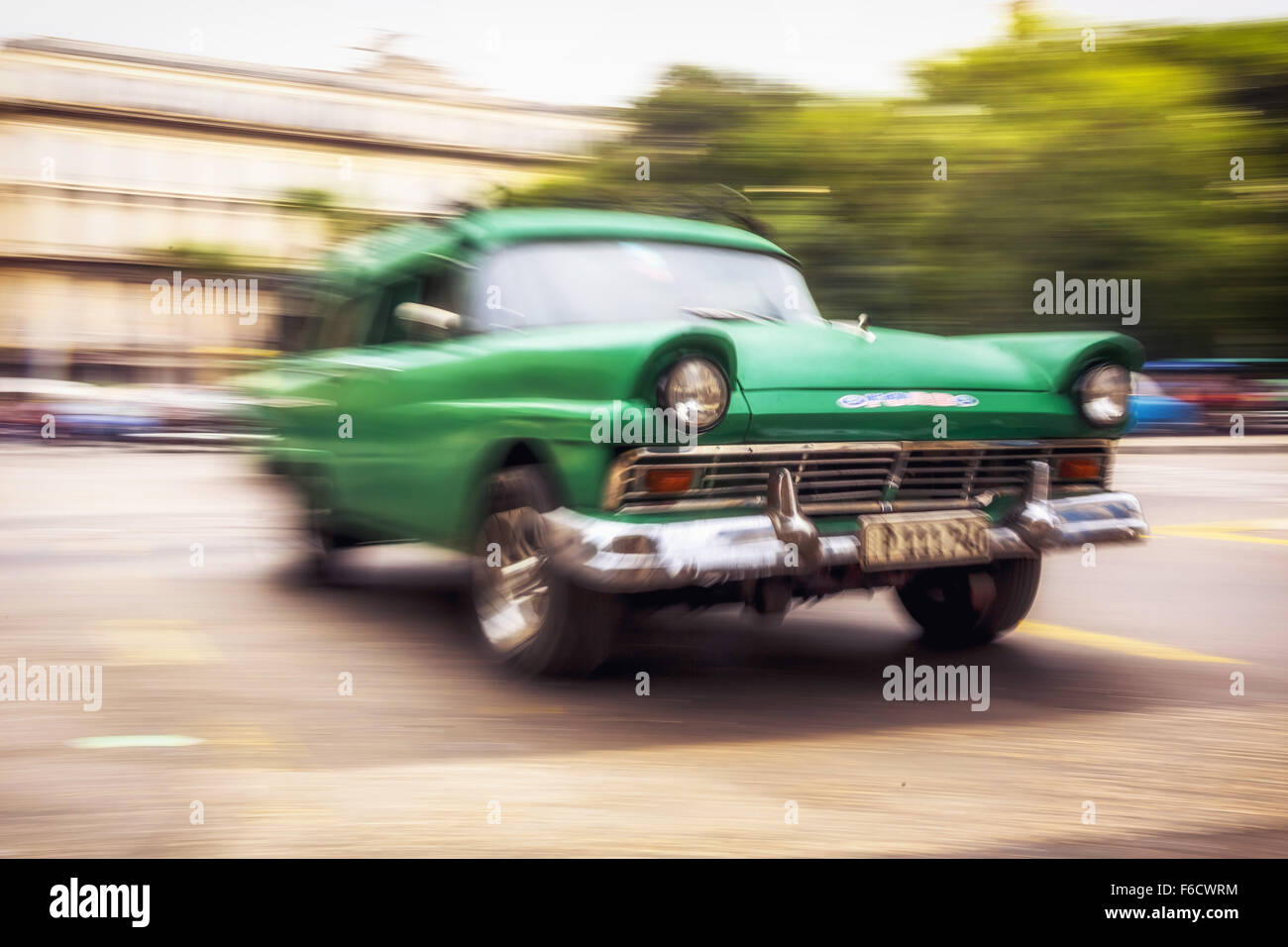 Vitesse, flou, voyageant ancienne vintage vert dans les rues, les vieux American road cruiser dans les rues de La Havane, Taxi, Banque D'Images