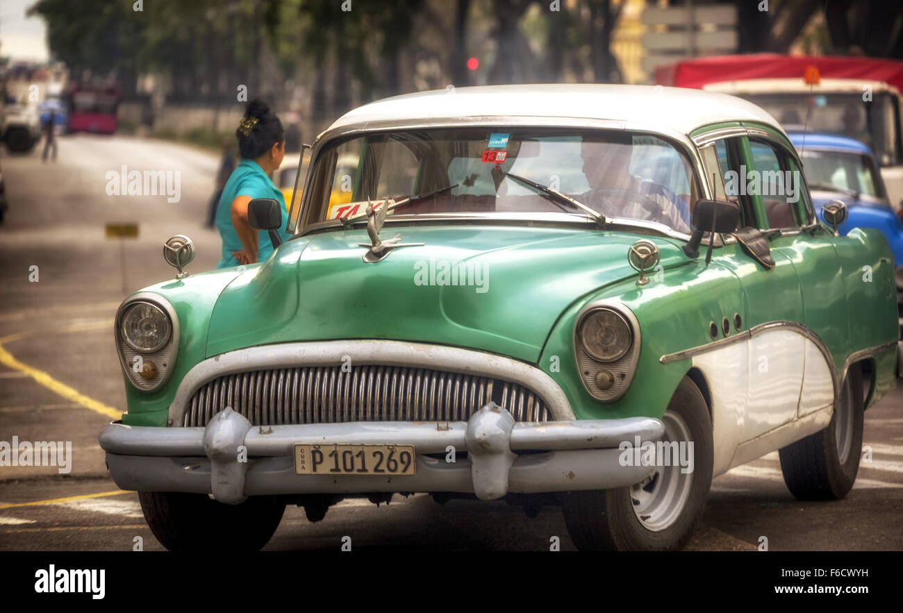 Green vintage car dans la scène de rue, vieille American road cruiser dans les rues de La Havane, Taxi, La Habana, La Havane, Banque D'Images