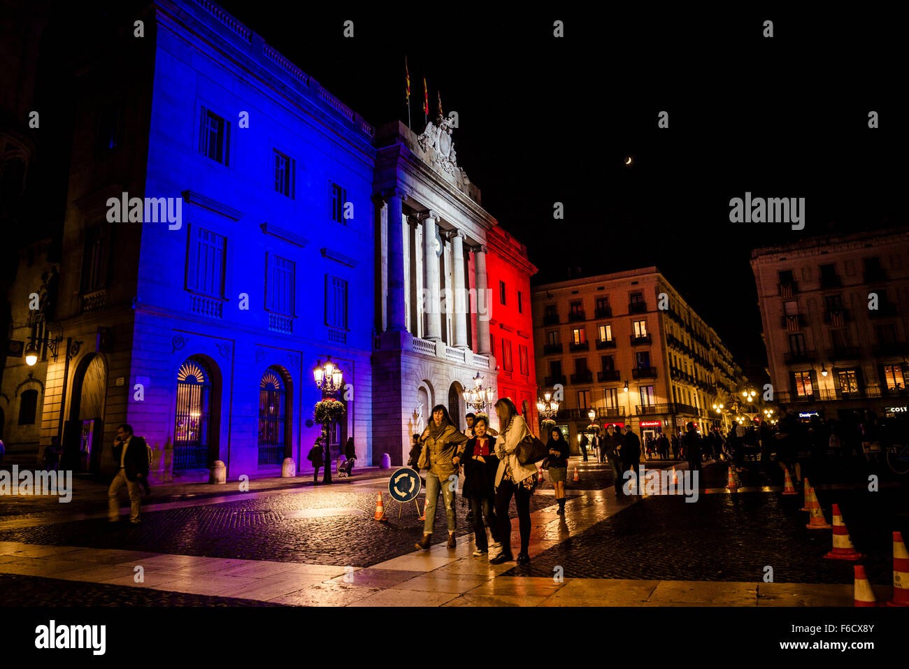 Barcelone, Espagne. 16 Nov, 2015. L'hôtel de ville de Barcelone est allumé en couleurs français à la mémoire des victimes des attaques terroristes de Paris Crédit : matthi/Alamy Live News Banque D'Images