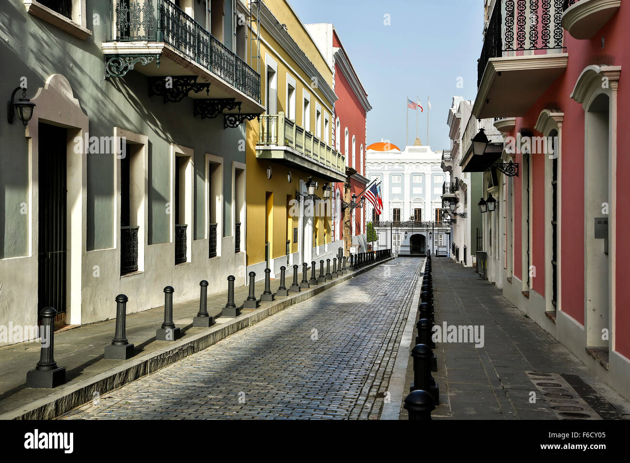 Les façades colorées de la colonie espagnole et la Fortaleza (Governor's Mansion, Fortaleza Street, Old San Juan, Puerto Rico Banque D'Images