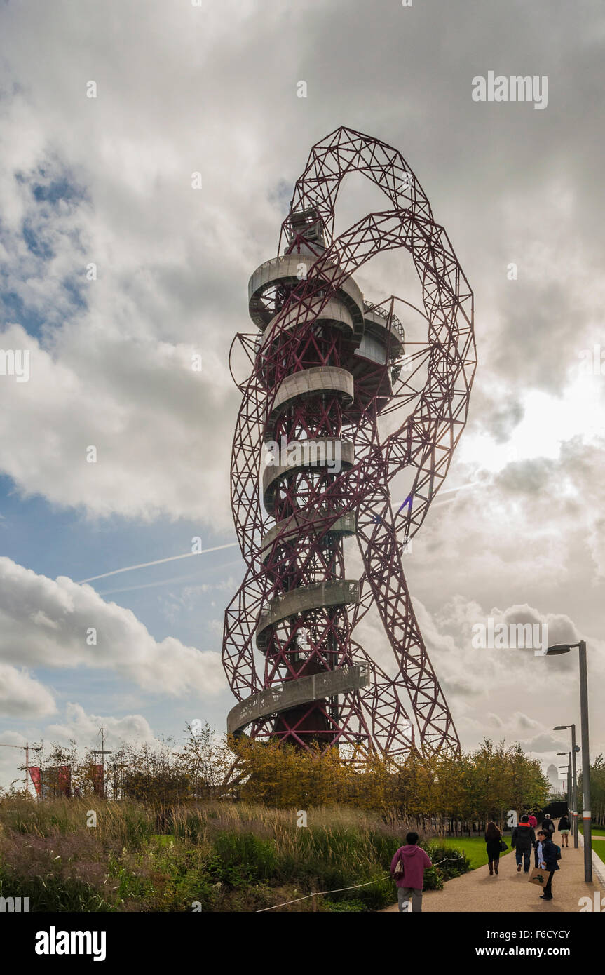 ArcelorMittal Orbit sculpture et tour d'observation par Anish Kapoor et Cecil Balmond, Queen Elizabeth Olympic Park, Stratford, East London, Angleterre Banque D'Images