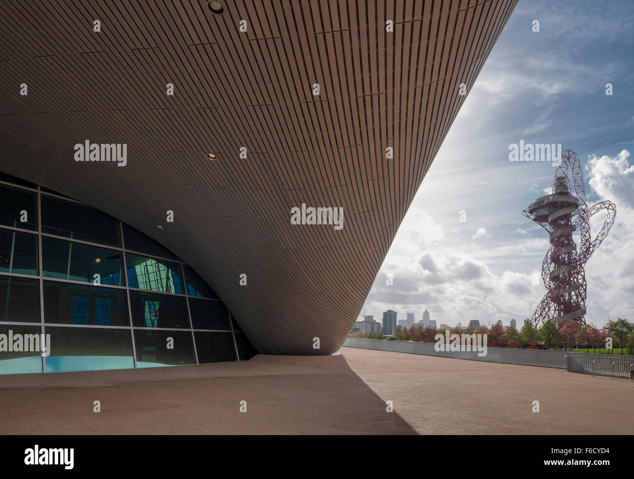 Vue matinale du London Aquatics Centre par Zaha Hadid, Queen Elizabeth Olympic Park, Stratford, East London, Angleterre : Phillip Roberts Banque D'Images